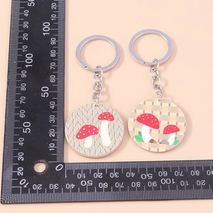 Vue détaillée de porte-clés ronds de 5 cm avec motifs de champignons et réglet