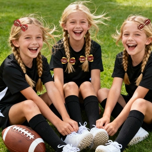 Gros plan de fillettes portant des nœuds de football à paillettes pour le sport