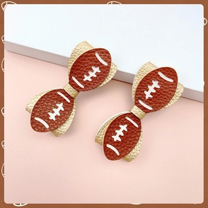 Détail de nœuds de cheerleading football en cuir marron avec paillettes dorées et coutures