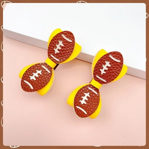 Détail de deux nœuds à cheveux football avec texture similicuir et pinces à bec de canard