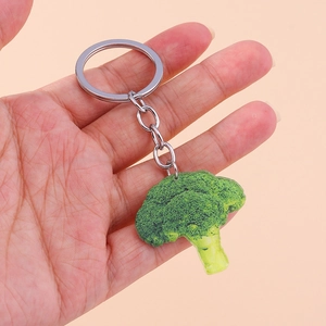 Gros plan d'un porte-clés créatif en acrylique brocoli avec anneau en métal argenté