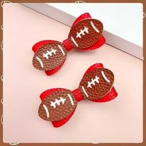 Détail de nœuds à cheveux football américain en cuir marron et paillettes rouges