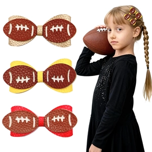 Détail de pinces à cheveux football avec paillettes et similicuir texturé de haute qualité