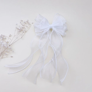 Elegante fermaglio per capelli con fiocco in tulle bianco e lunghi nastri sottili