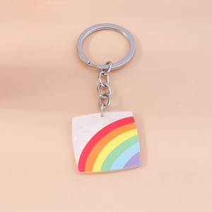 Gros plan détaillé d'un porte-clés carré avec motif arc-en-ciel et finition nacrée