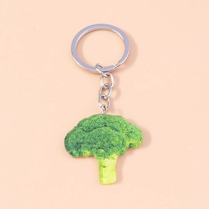 Gros plan sur un porte-clés créatif en forme de brocoli en acrylique avec anneau argenté