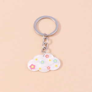 Vue détaillée du porte-clés nuage en acrylique blanc avec motifs floraux colorés