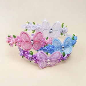 Détail de serre-têtes en dentelle avec papillons faits main, perles et broderies fleurs