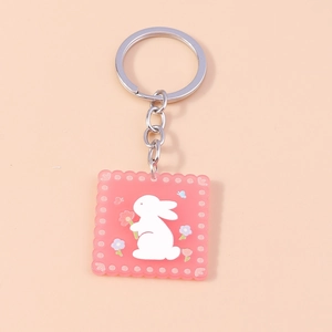 Détail du porte-clés lapin rose carré avec fermoir et anneau en métal argenté