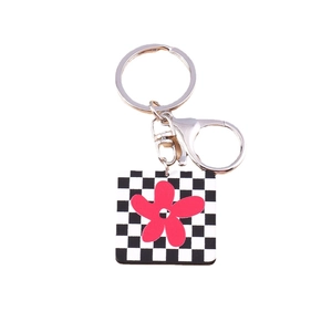 Porte-clés anime à damier avec motif de fleur rouge et fermoir en métal argenté