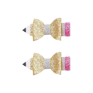 Dettaglio dei fermagli per capelli a forma di matita con glitter e paillettes