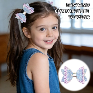 Détail d'une barrette nœud multicouche avec imprimé léopard violet et tissu pailleté bleu