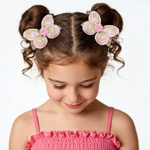 Détail de la broderie florale rose et blanche sur la barrette papillon pour fille