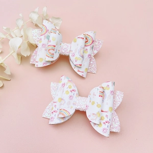 Détail des barrettes à cheveux pailletées à double couche avec motifs fleurs et arc-en-ciel