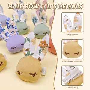 Vista dettagliata di fermagli per capelli a coniglio in tessuto con orecchie floreali