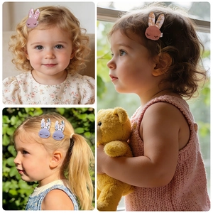 Dettaglio di fermagli per capelli a coniglietto floreale indossati da bambini in luce naturale