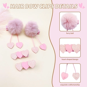 Détail des pinces à cheveux à pompons roses avec motif en forme de cœur pailleté