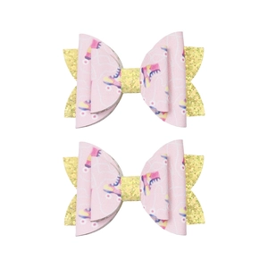 Détail des nœuds roses à imprimé patins à roulettes avec accents pailletés dorés