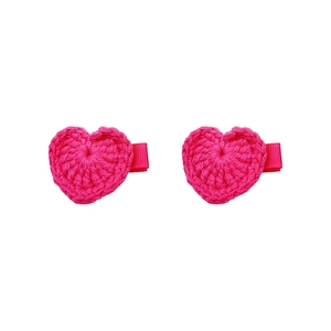Detailansicht der rosa gehäkelten Herz-Haarklammern mit handgefertigter Strickstruktur-Optik