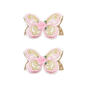 Détail d'une pince à cheveux papillon pailletée avec broderie rose 3D et motifs floraux