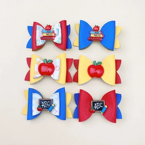 Lot de six nœuds à cheveux pour la rentrée avec décorations livre, pomme et tableau