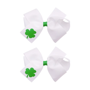 Détail de barrettes à nœud pour la Saint-Patrick avec motif trèfle vert sur ruban gros-grain