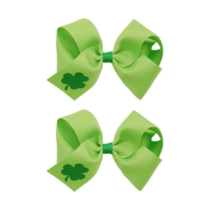 Détail de barrettes en ruban gros-grain pour la Saint-Patrick avec trèfles verts