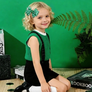 Dettaglio del fiocco per capelli verde con paillettes e trifogli per San Patrizio