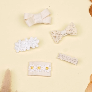 Détail du lot de 5 barrettes à motifs floraux et broderies pour petites filles