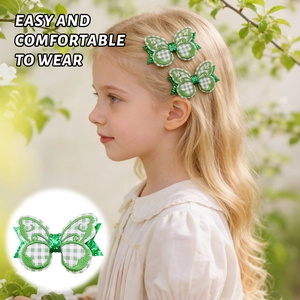 Détail d'une pince à cheveux papillon pailletée verte avec texture brodée sur enfant