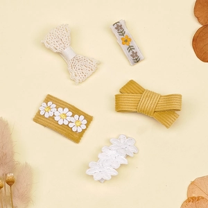 Détail de 5 barrettes à fleurs et dentelle pour bébé fille de style pastoral