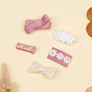 Détail du lot de 5 barrettes en tissu pour filles avec broderie et nœuds en dentelle