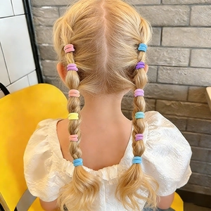 Vue arrière d'élastiques à cheveux colorés utilisés pour les tresses d'un enfant