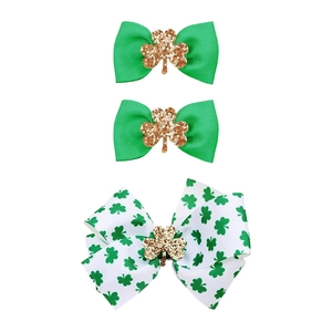 Dettaglio di fiocchi a trifoglio con paillettes verdi per accessori capelli di San Patrizio