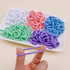 Gros plan sur l'extensibilité et l'élasticité des chouchous violets sans couture
