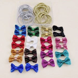 Dettaglio del set di 66 accessori per capelli con mollette a fiocco e elastici