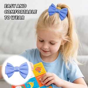 Détail d'une fille portant un nœud papillon bleu clair texturé sur une pince à cheveux