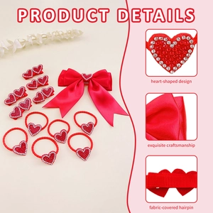 Makro-Detail von roter Satinschleife und Herz-Haarspangen mit Strass für festliches Styling
