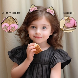 Vue détaillée de la pince à cheveux oreilles de chat à paillettes avec pompon rose et étoile