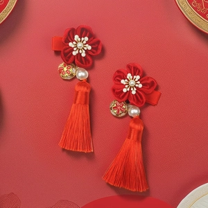 Detail von roten Blumen-Haarspangen mit Seidenquasten und Perlen für das Frühlingsfest