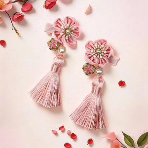 Details von rosa Blumen-Haarspangen mit Seidenquasten und Perlen für Mädchen