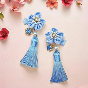 Detail von hellblauen Blumen-Haarspangen mit Seidenquasten und weißen Perlen für Hanfu