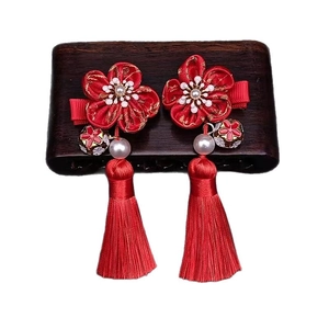Traditionelle chinesische Neujahrs-Haarspangen mit roten Blumen und langen Quasten