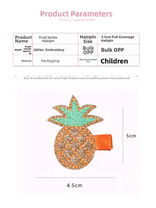 Vue détaillée de la pince à cheveux ananas brodée montrant la taille de 4,5cm par 5cm