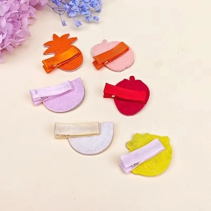 Vue arrière de 6 barrettes à broderie de fruits avec pinces crocodiles en tissu
