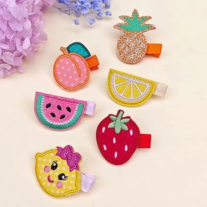 Détails de barrettes brodées en forme de fruits pour bébés avec fraise et citron colorés