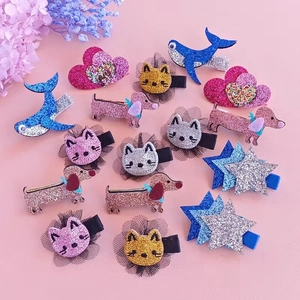 Detail von Glitzer-Haarspangen mit Tiermotiven wie Walen und Katzen für Kinderfrisuren