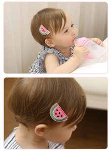 Détail de la pince à cheveux pastèque brodée avec feutrine douce pour bébés et nourrissons