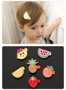 Détail d'un ensemble de 6 barrettes brodées aux motifs de fruits pour bébés et enfants
