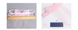 Bandeau bébé en dentelle rose montrant une mesure de 17cm et un poids de 6 grammes